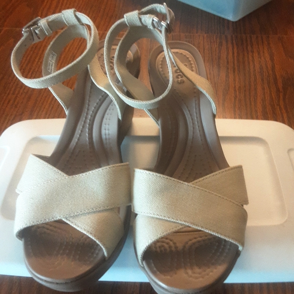 Women's Dual Comfort Wedge Crocs Sandals size 9m
